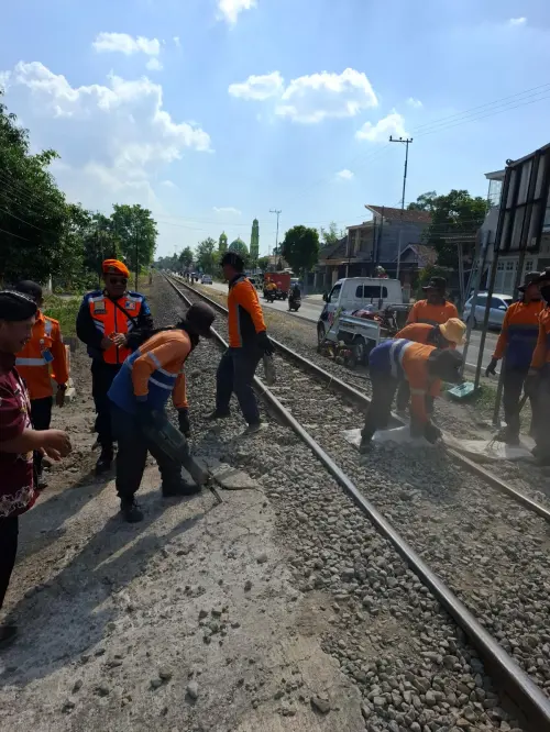 KAI Daop 7 Madiun Tutup Perlintasan Liar di Blitar, Target Penutupan 2026 Terlampaui