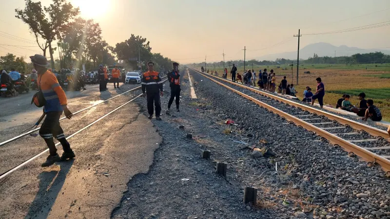 Perjalanan KA Logawa Sempat Terganggu, Truk di Perlintasan Bagor–Saradan Tertemper