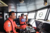 Gubernur Banten Andra Soni Sisir Perairan Krakatau, Pantau Pencarian Jurnalis dan Kru Kapal