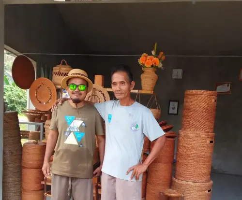 Melongok Perajin Tas Berbahan Rumput Hutan Di Pangandaran