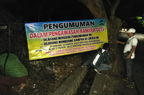 Pengendara Membuang Sampah Sembarangan Berhasil Ditangkap Warga Pamulang