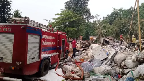 Lapak Rongsok Terbakar, Dua Unit Mobil &amp; Lima Sepeda Motor Ludes