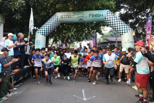 Benyamin Lepas Peserta Road To Tangsel Marathon di Ciputat Timur