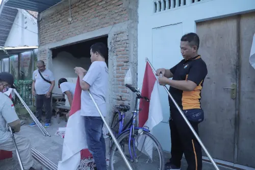 Bangun Nasionalisme, Polres Kediri Kota Keliling Kampung Bagikan Bendera Merah Putih