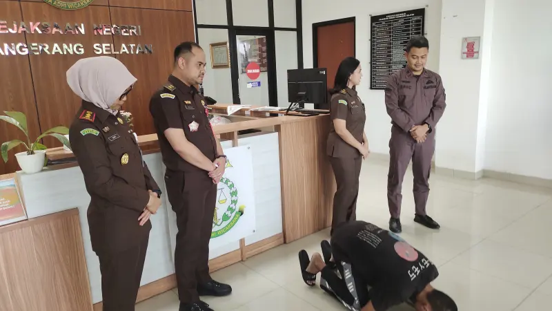 Bebas Dari Tuntutan Pencurian Sepeda Motor, Bocah Bertato Sujud Syukur di Hadapan Kajari Tangsel