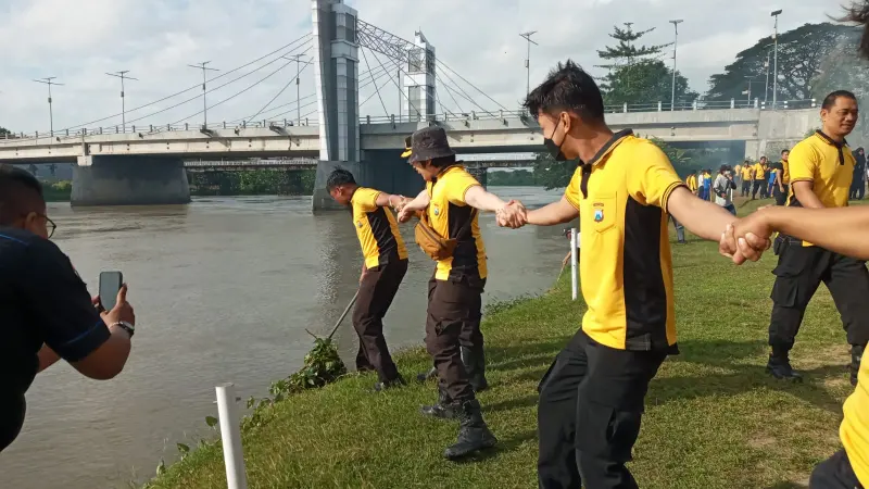 Polres Kediri Kota Bersama Relawan Bersih-Bersih Sungai Brantas