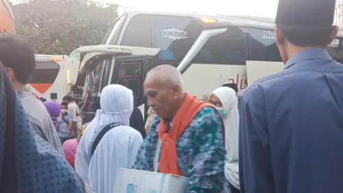 Tiba di Aula Muktamar Lirboyo, Jamah Haji Kloter 32 Kota Kediri Langsung Disambut Pihak Keluarga&nbsp;