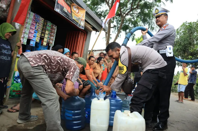 20 Truk Tangki Bantuan&nbsp; Air Bersih Disalurkan Polres Kediri Kota ke Empat Titik