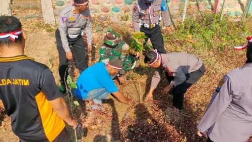 Dukung Program Penghijauan, Polsek Mojoroto Tanam 100 Bibit Pohon