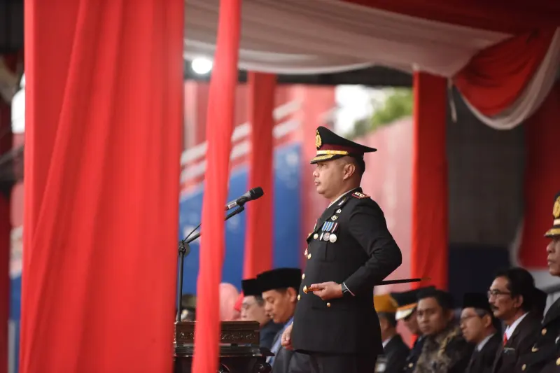 Kapolres Kediri Kota Jadi Irup Saat Penurunan Merah Putih