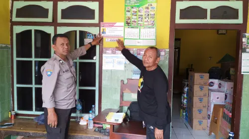Maksimalkan Fungsi Polisi RW di Mojoroto Kediri,Â  Sebar Stiker Berisi Nomor Nomor TelponÂ 