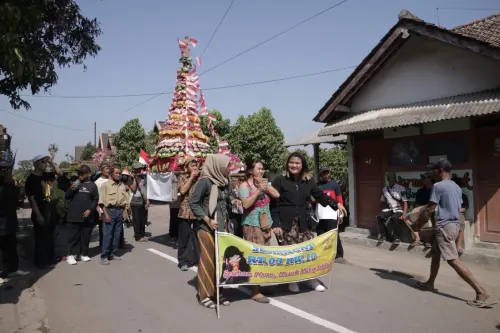 Warga Kabupaten Kediri Berebut Sedekah Bumi, Kirab Kebur Ubalan Jaga Warisan Leluhur&nbsp;