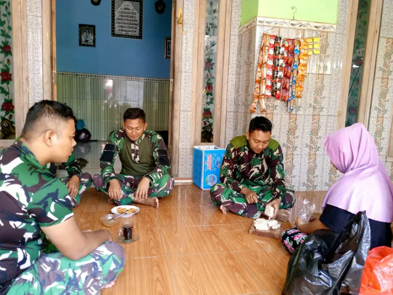 Wujud Kedekatan, Satgas TMMD Bantu Masak Warga Lebak Tumpang Kota Kediri
