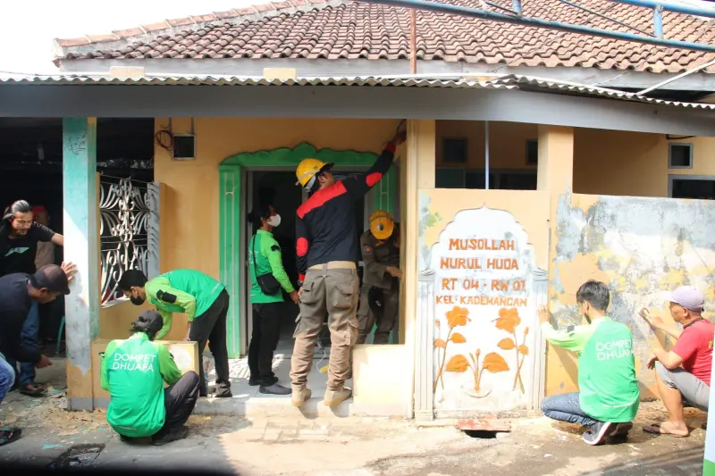 Peringati Hari Pamong Praja, Satpol PP Cat Mushola Bareng Dompet Dhuafa