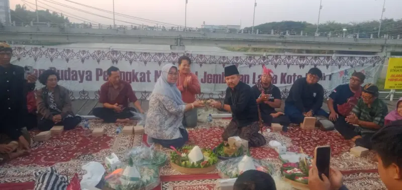 Pernak Pernik Brantas Acarita Muncul di Tepian Jembatan Lama Kota Kediri