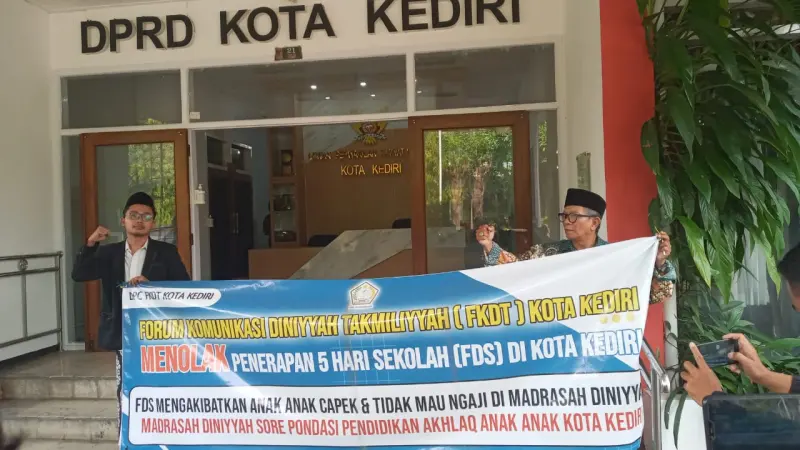 FKDT Kota Kediri Datangi DPRD, Desak Aturan Masuk Sekolah Dikembalikan Enam Hari