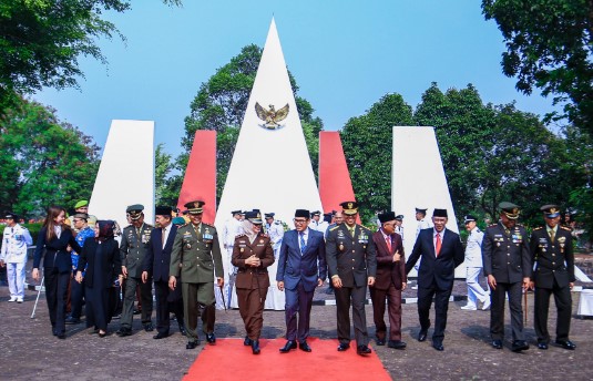 Tabur Bunga dan Serahkan Bantuan Legiun Veteran, Momen Peringatan Hari Pahlawan