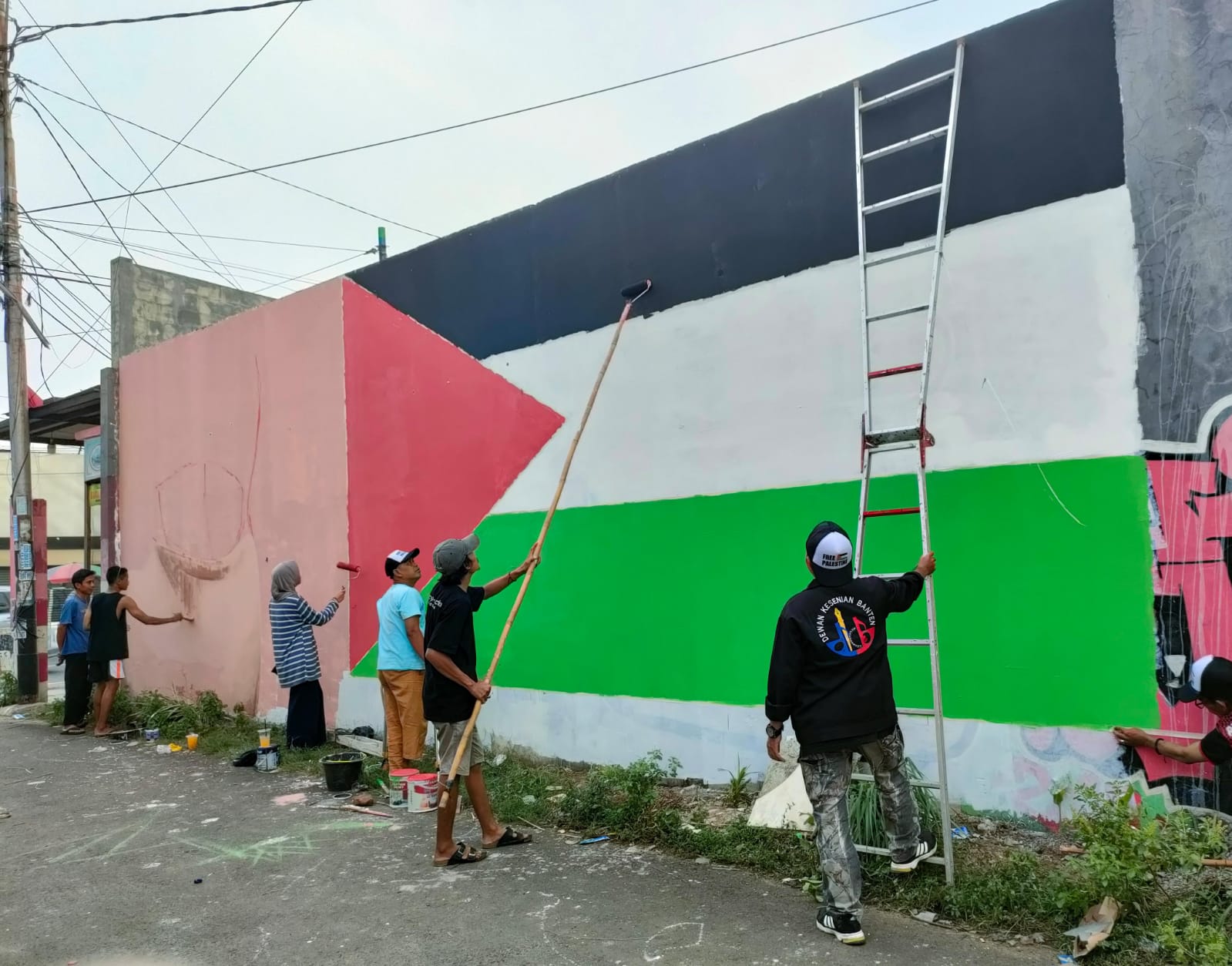 Pemuda Buaran Tangsel Lukis Mural Bendera Palestina Setinggi Lima Meter