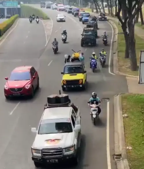 Kirab Obor Porkot Diikuti Sejumlah Club\' Mobil Antik