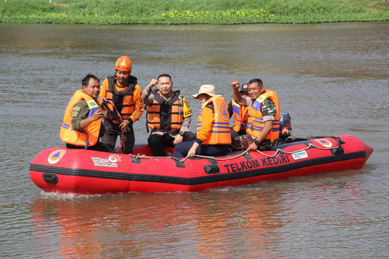 Polres Kediri Kota Ambil Bagian Bakti Untuk Negeri, Wujudkan Lingkungan Bersih Dari BanjirÂ 
