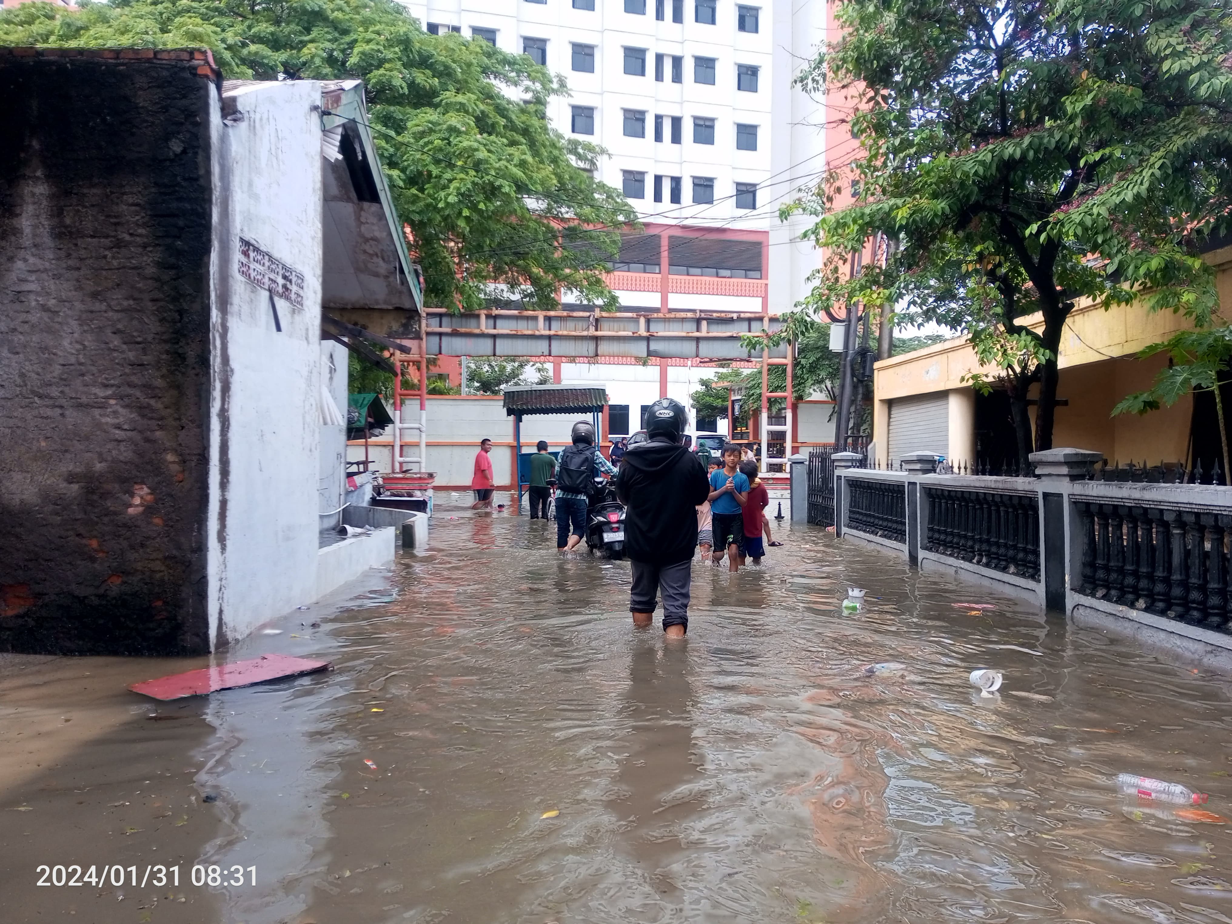 Banjir Setinggi 1 Meter, Warga Kavling Semper BaratÂ Ngungsi ke Rusun