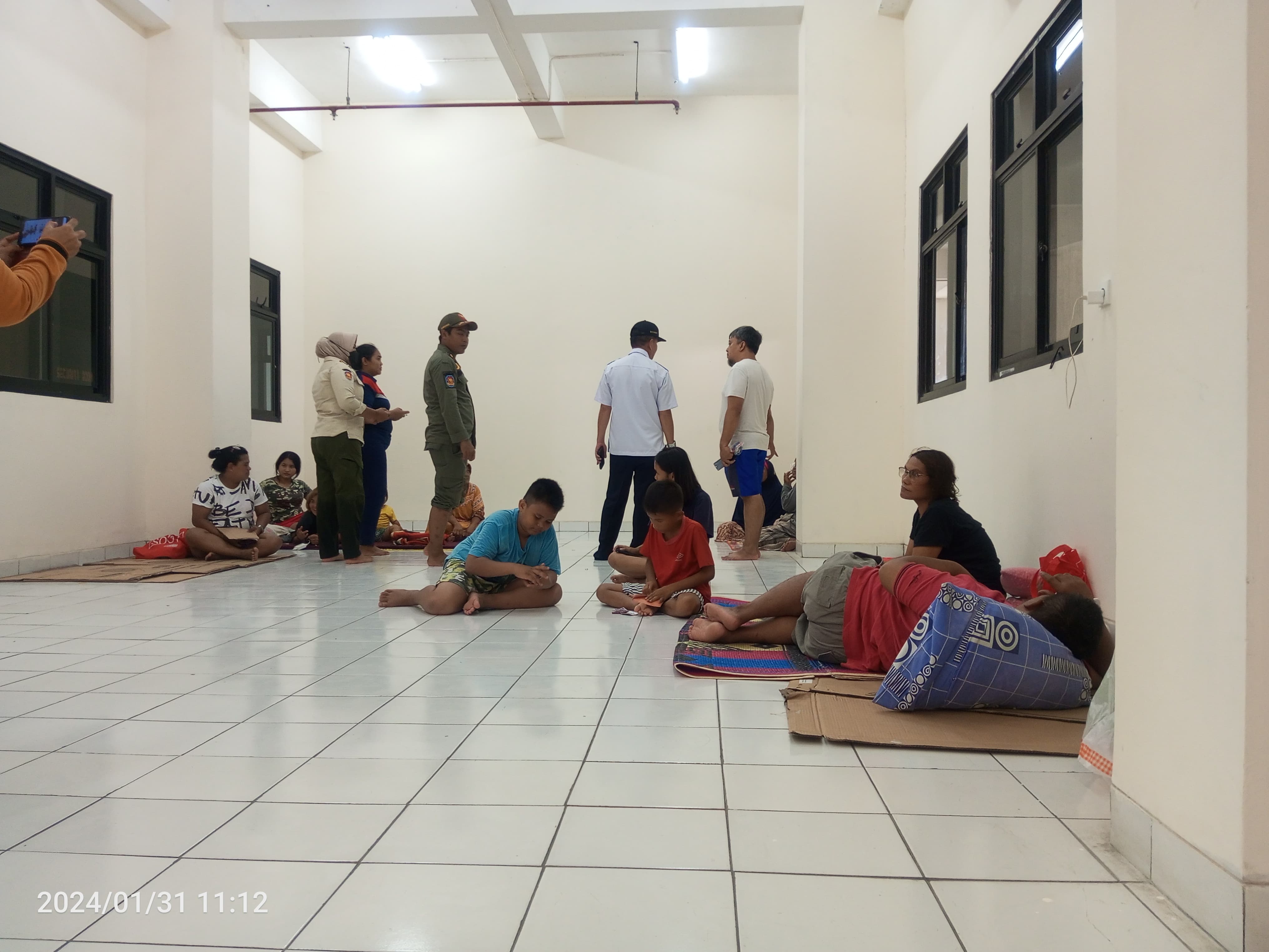 Selama Air Belum Surut, Rusun Semper Barat Jadi Tempat Pengungsian SementaraÂ 