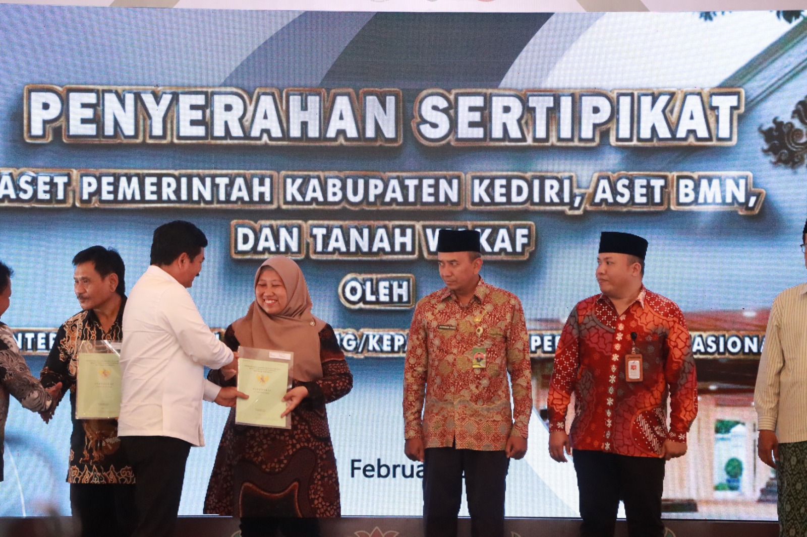 Menteri ATR Serahkan 348 Sertipikat Aset Pemkab Kediri