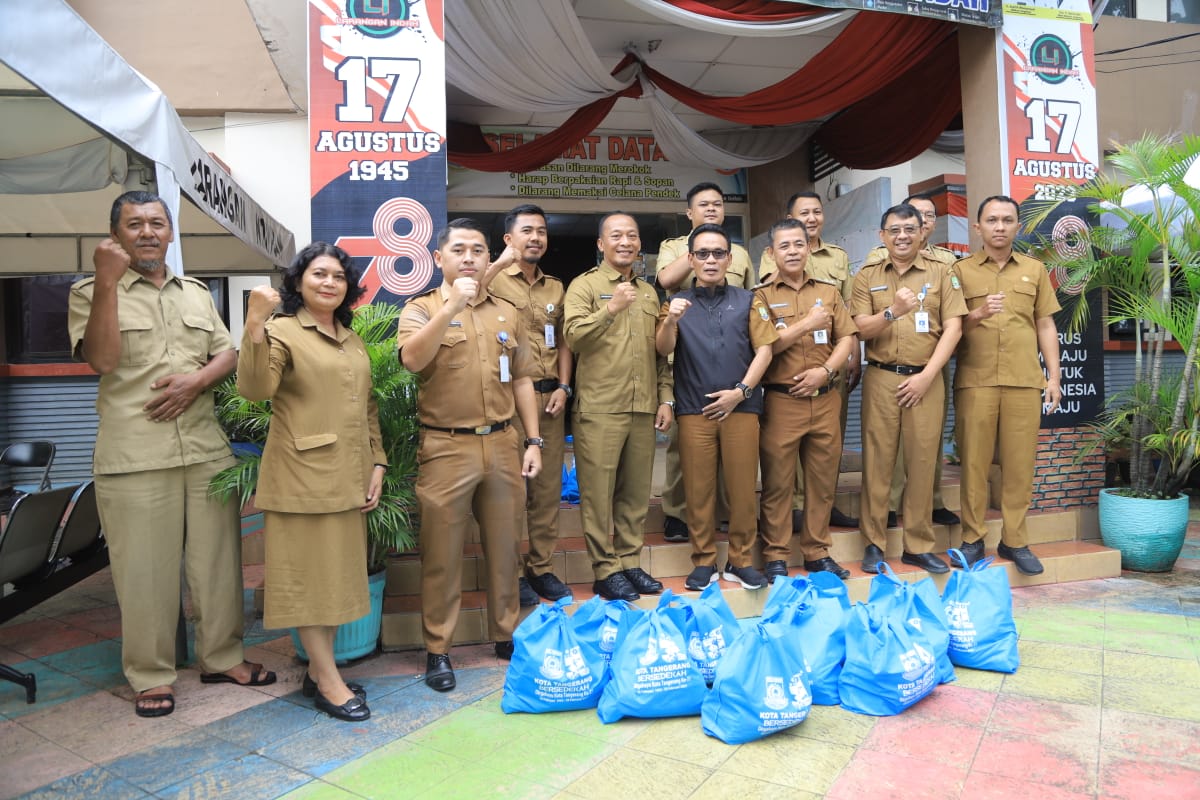 Tangerang Bersedekah Bagikan Paket Sembako ke Masyarakat Kurang Mampu