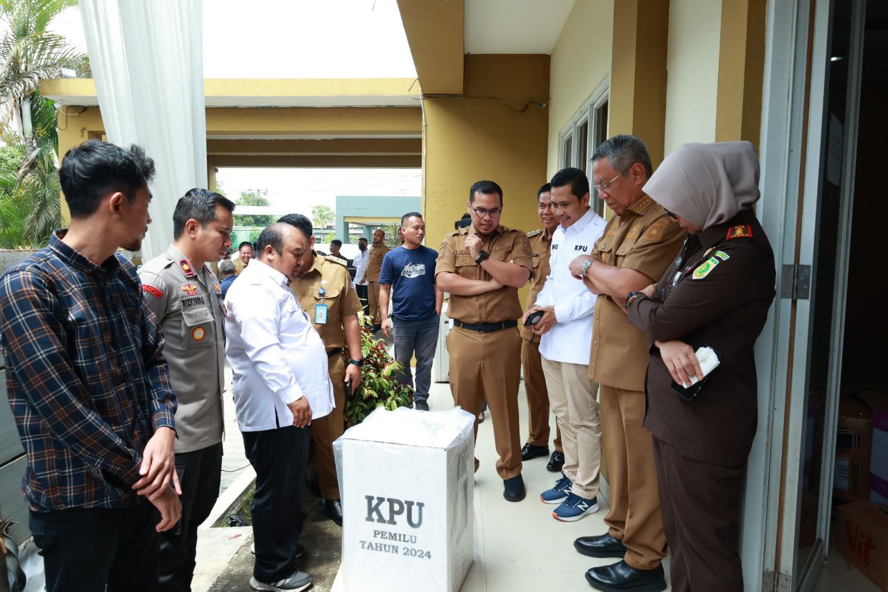 Jelang Pemungutan Suara, Benyamin-Pilar Cek Kesiapan Logistik KPU