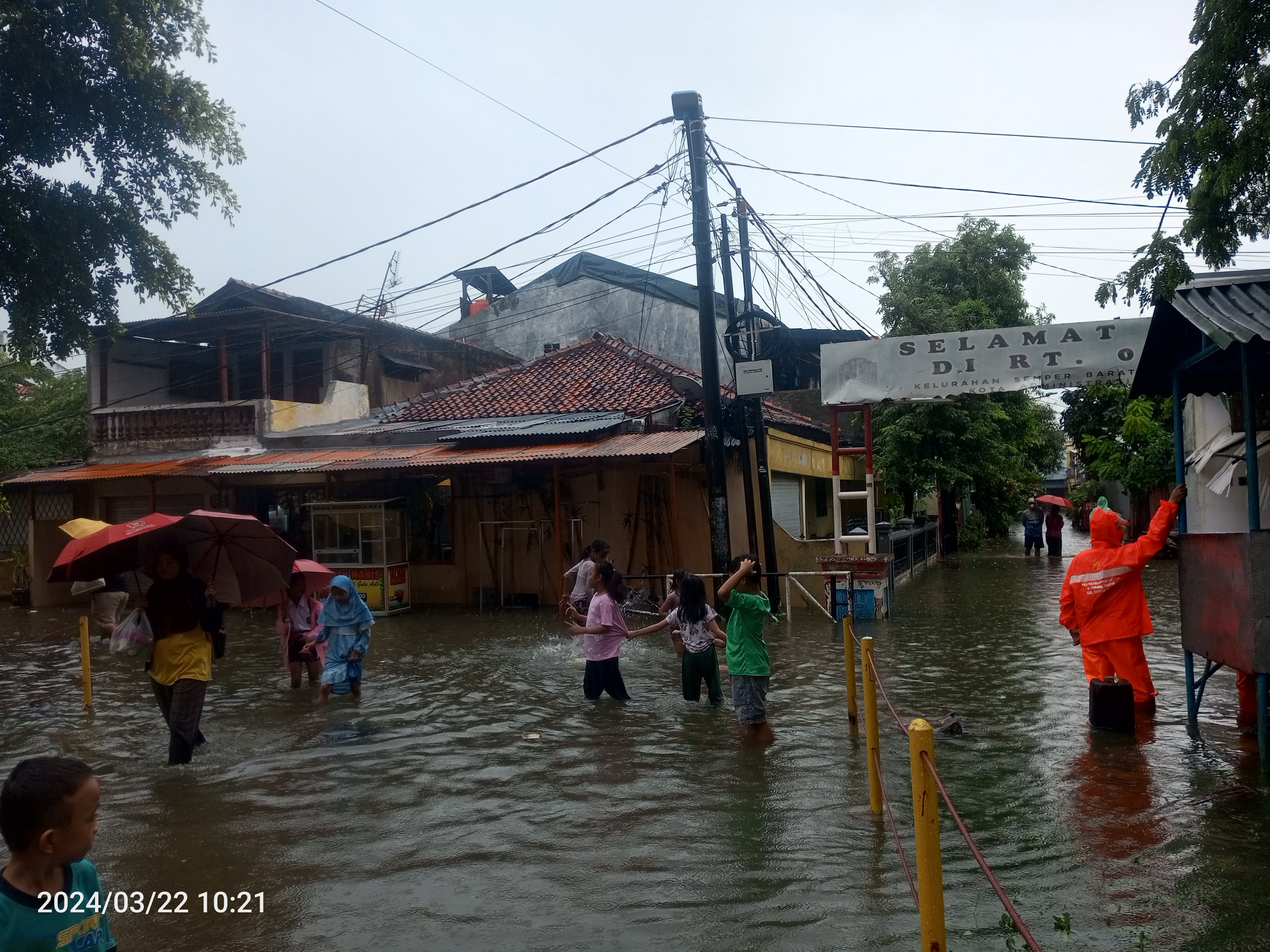 Akibat Hujan Deras, Warga Semper Barat Jakarta Utara MengungsiÂ 