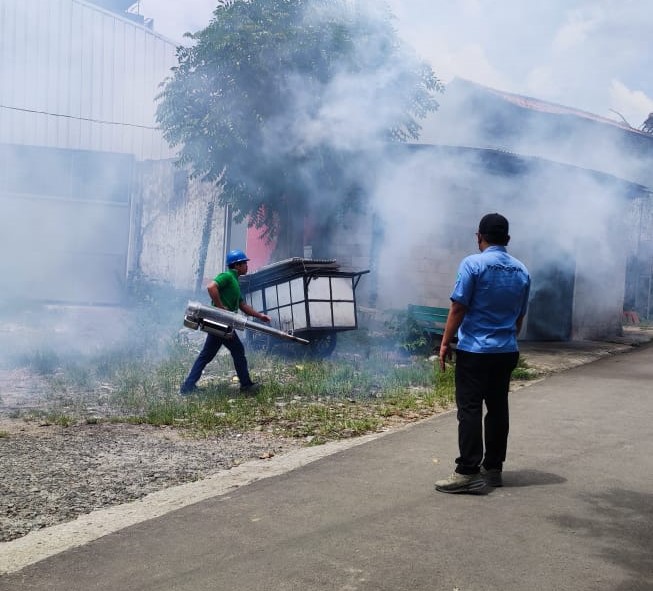 Cegah DBD Meluas, PT Indah Kiat Tangerang Fogging Pemukiman Warga