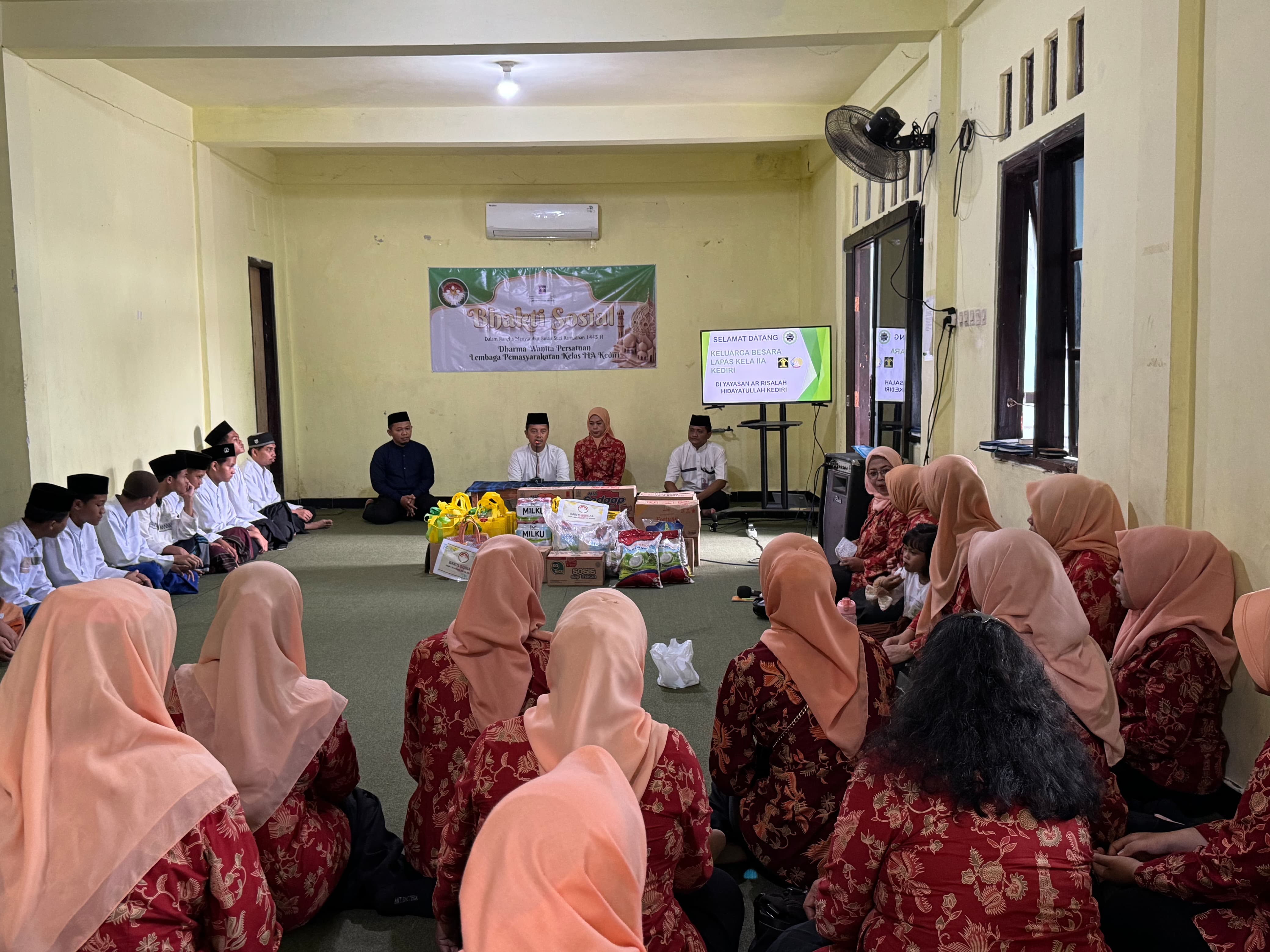 Dharma Wanita Persatuan Lapas Kediri Salurkan Bansos
