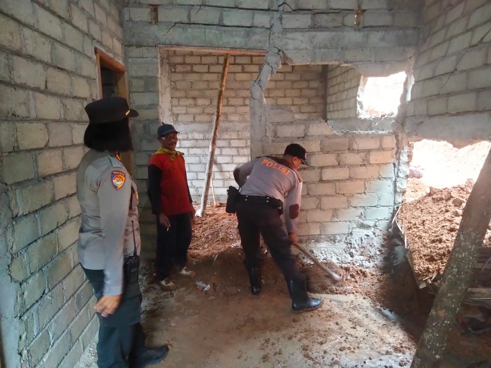 Polres Kediri Kota, TNI dan BPBD Bersihkan Material Longsor Timpa Rumah Warga