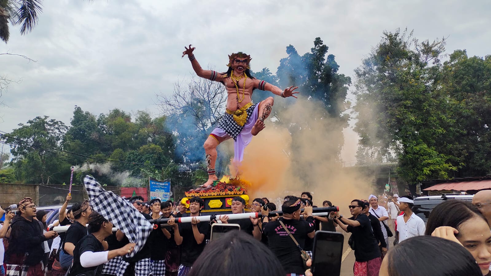 Rayakan Hari Raya Nyepi, Umat Hindu Tangsel Arak Ogoh-Ogoh Susuri Jalan BSD