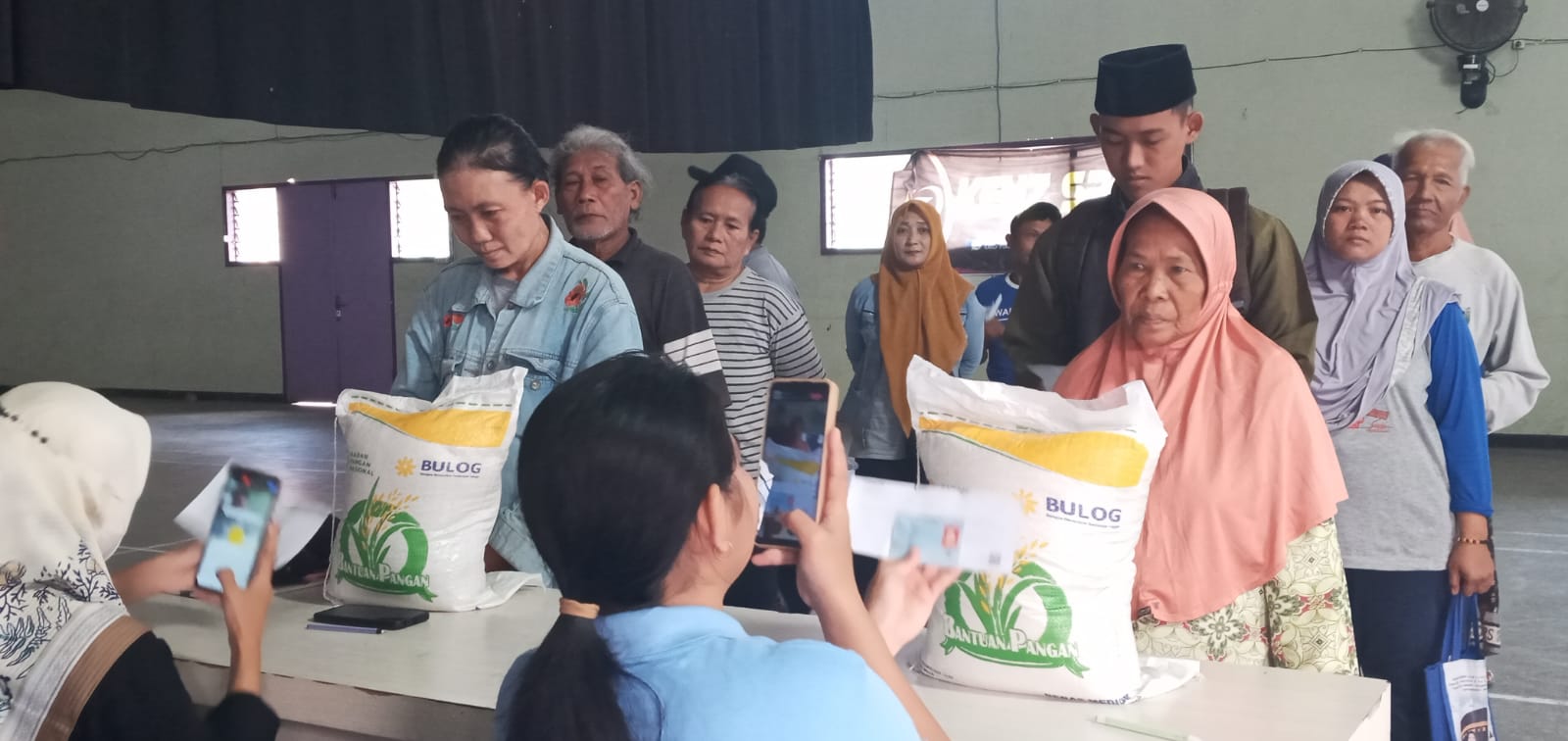 33 Ribu Lebih Warga Kurang MampuÂ di Kota KediriÂ Terima Bantuan BerasÂ 