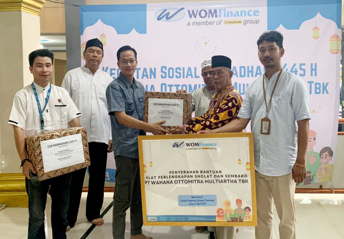 WOM Finance Bagikan Paket Sembako Serta Perlengkapan Shalat ke Masyarakat