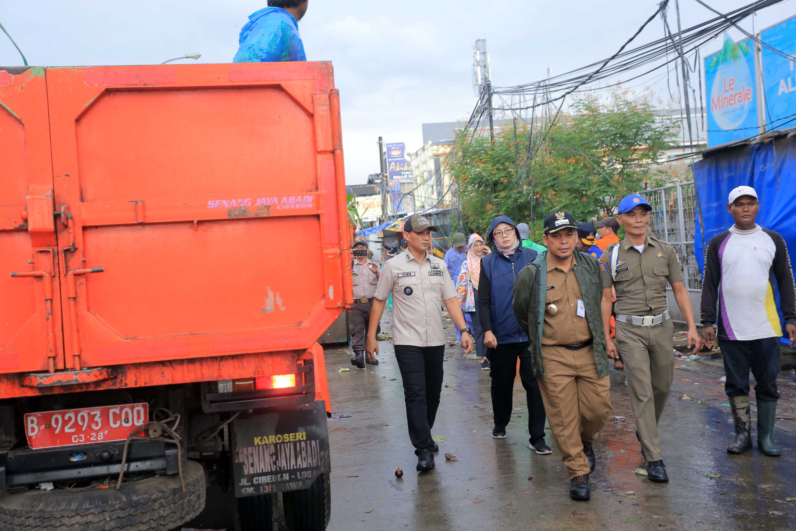 Pj Wali Kota Pimpin Tim Gabungan Bersihkan Sampah Pasar Anyar dan Sipon