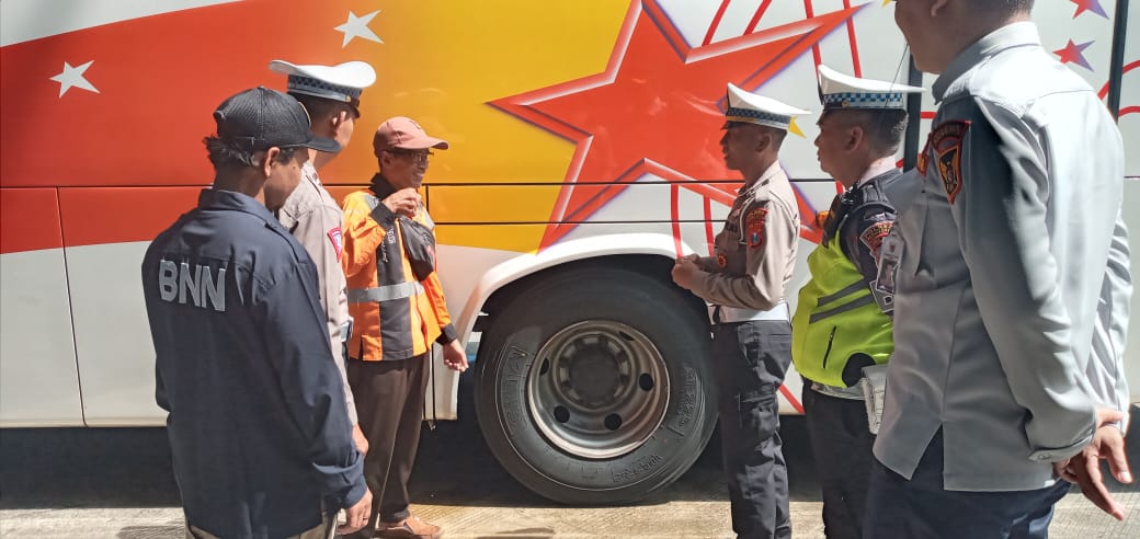 Petugas Gabungan Dishub Cek Keselamatan Bus