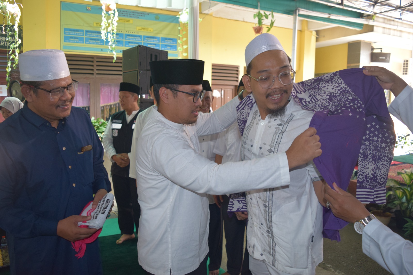 Jamaah Haji Asal KBIHU Daarul Hikmah Dilepas Wakil Walikota Pilar SagaÂ 