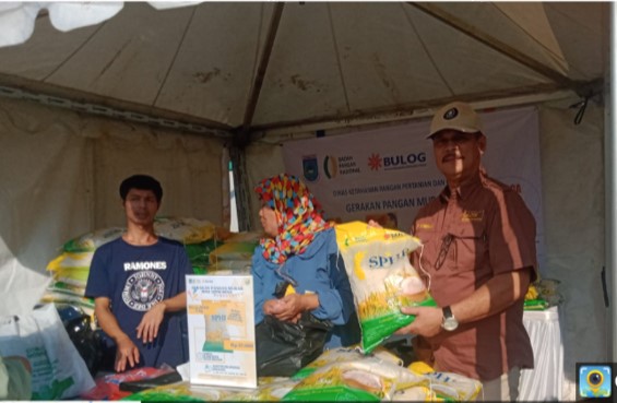 Stand Gebyar Pangan Murah Milik DKP3 Laris Manis Diburu Warga