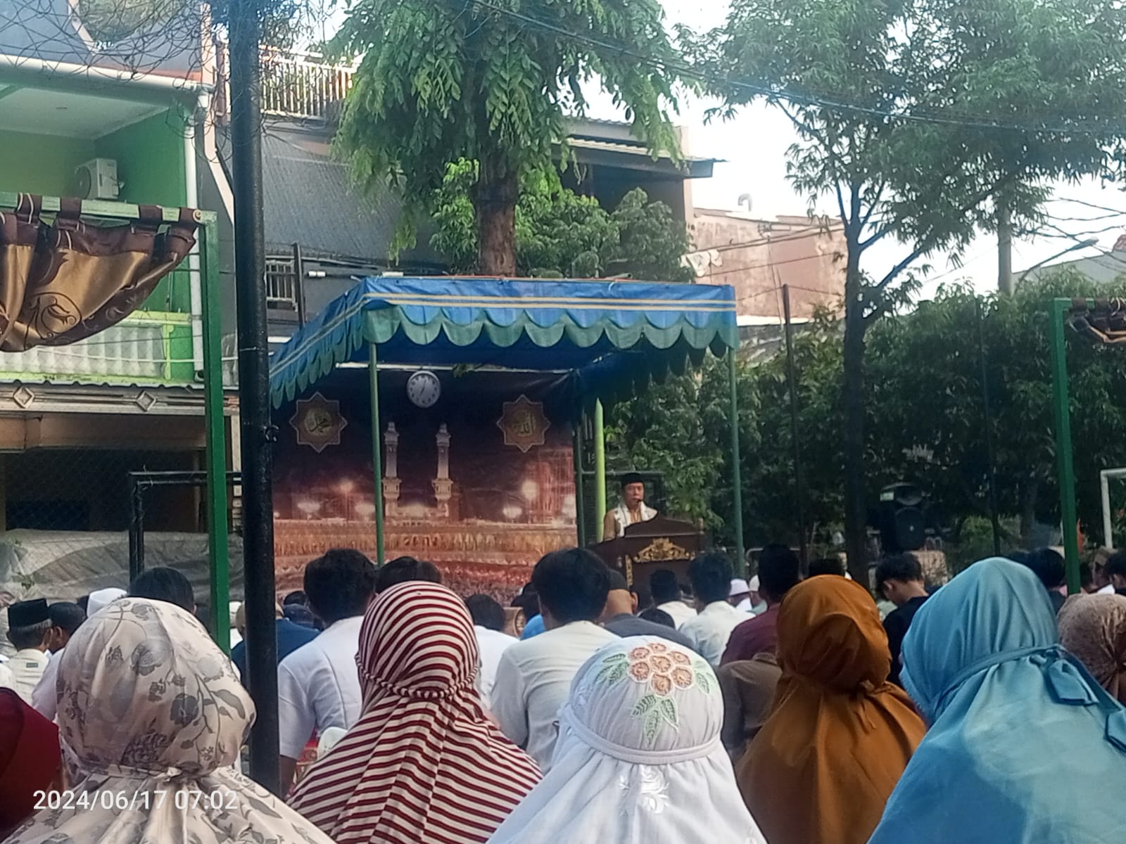 Warga Semper Barat Laksanakan Salat Idul Adha Di Taman Laba Laba
