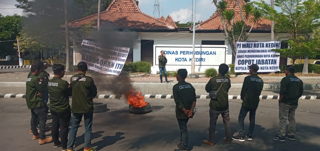 Aksi Massa Geruduk Kantor Dishub Kota Kediri, Orasi Hingga Bakar Ban