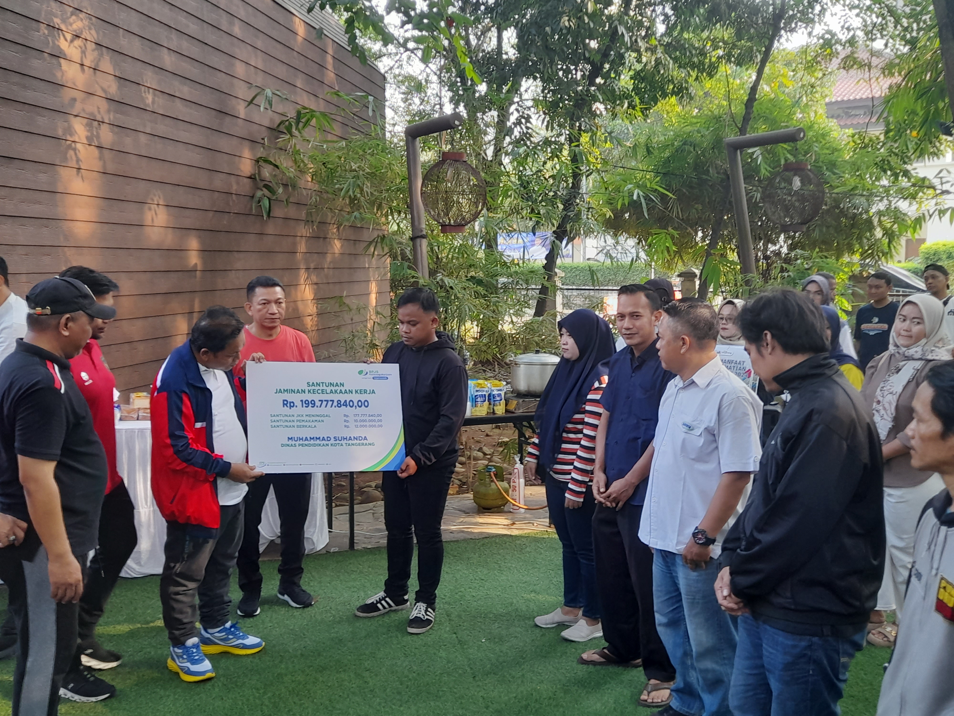 RS Sari Asih Salurkan TJSL Jaminan Sosial Ketenagakerjaan