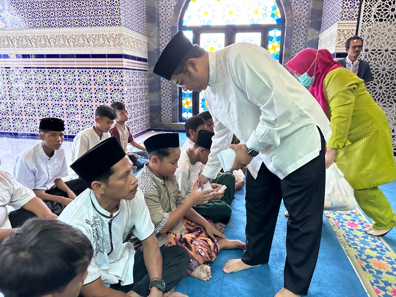 Tradisi, Arief Wismansyah dan Keluarga Santuni Puluhan Yatim dan Duafa