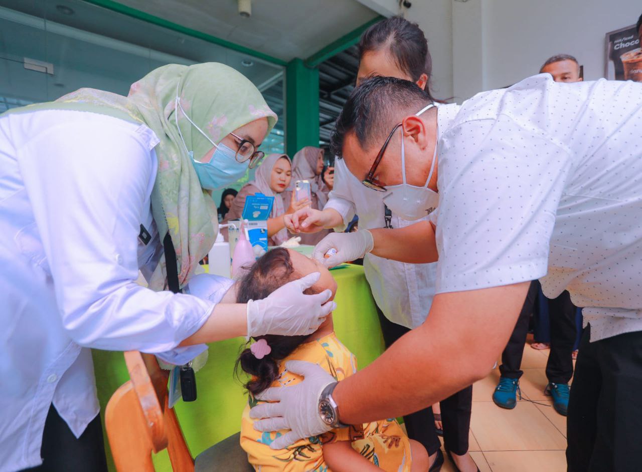 Saat Pilar Saga Teteskan Imunisasi Balita pada Program PIN Polio