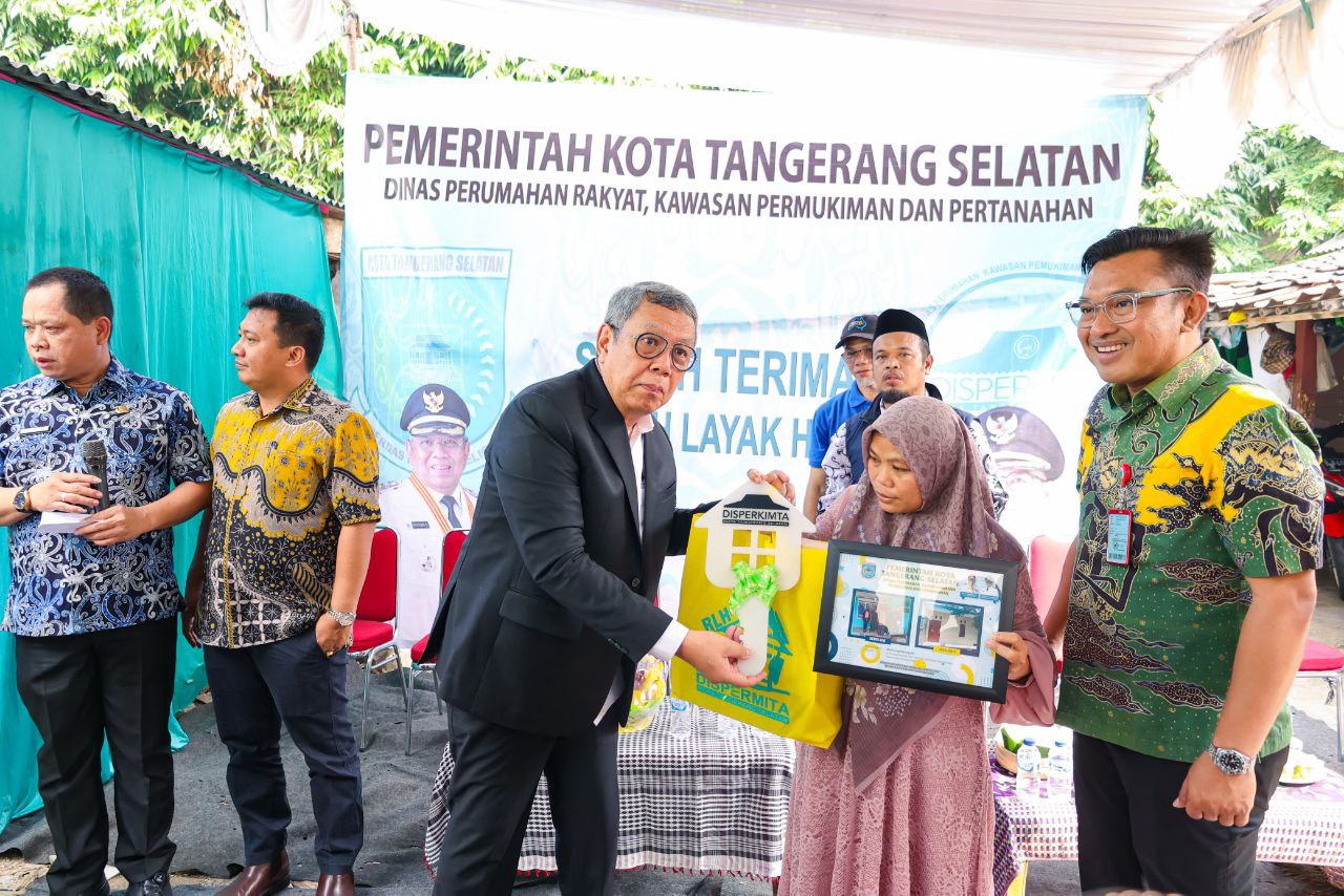 Senyum &amp; Air Mata Bahagia Nunung, Rumahnya Dibedah Pemkot TangselÂ 