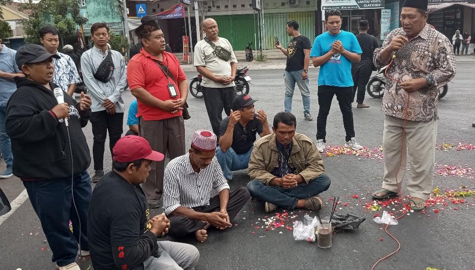 Buntut Kecelakaan Maut, Aliansi Kediri Bersatu Gelar Aksi Tabur Bunga Hingga Tuntutan Pencabutan Izin Trayek
