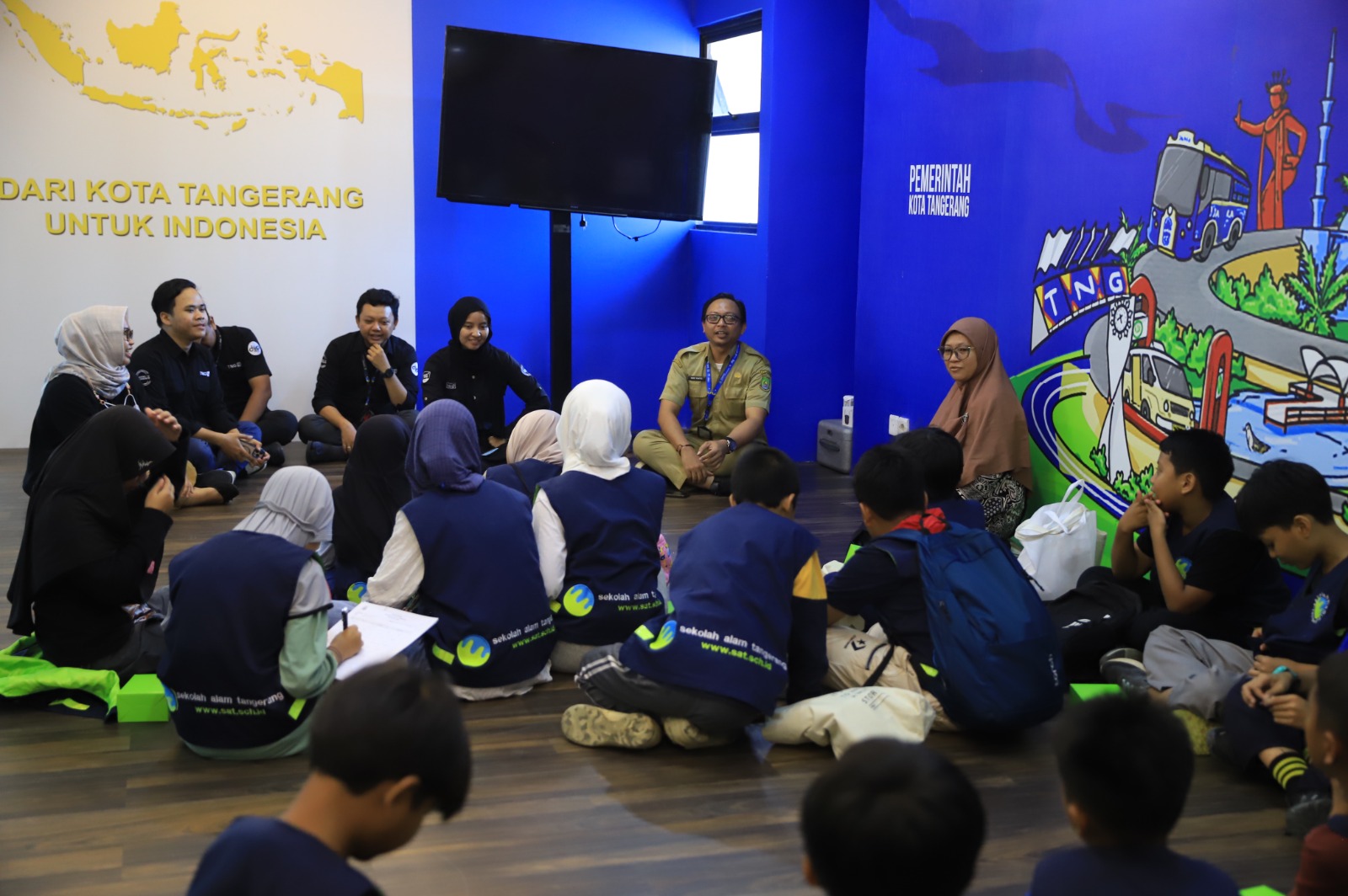 Belajar Produksi Media, Siswa Sekolah Alam Kunjungi Tangerang TV