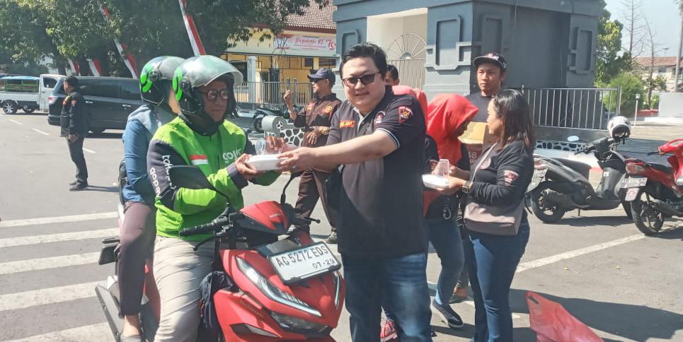 GRIB Jaya Kediri Raya Berbagi Makanan Bagi Pengguna Jalan