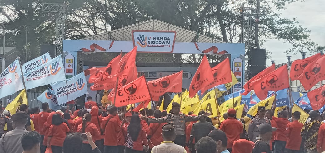 Ribuan Warga Antar Vinanda - Gus Qowim Daftar ke KPU Kota Kediri